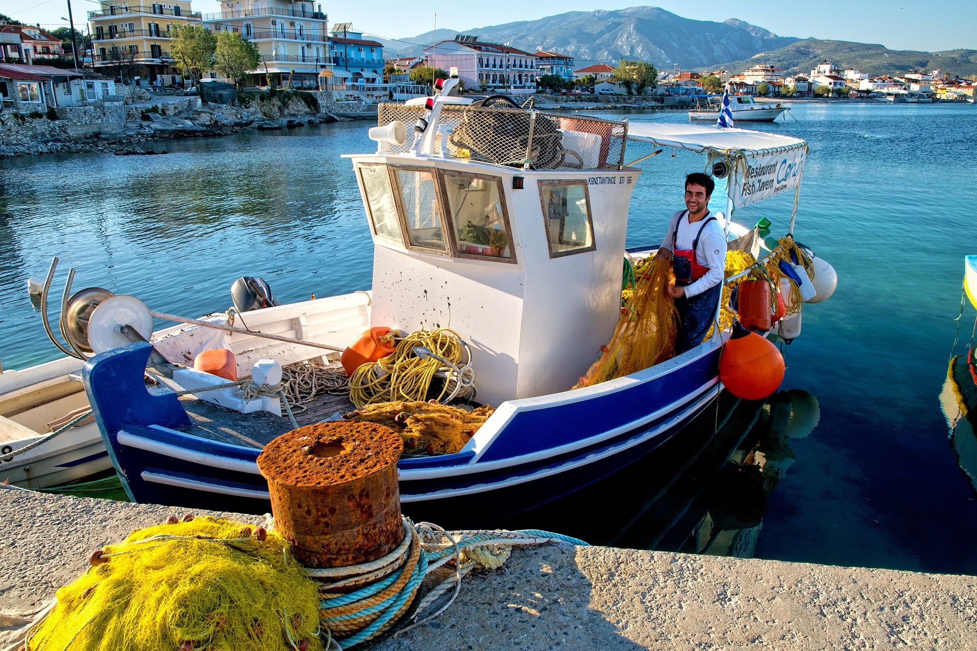 fishing-boat-3399551_1920